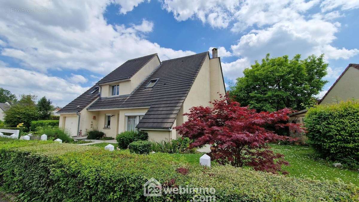 Pavillon d&#039;architecte d&#039;une surface habitable de 188 m² - Maison à CHAMBRY