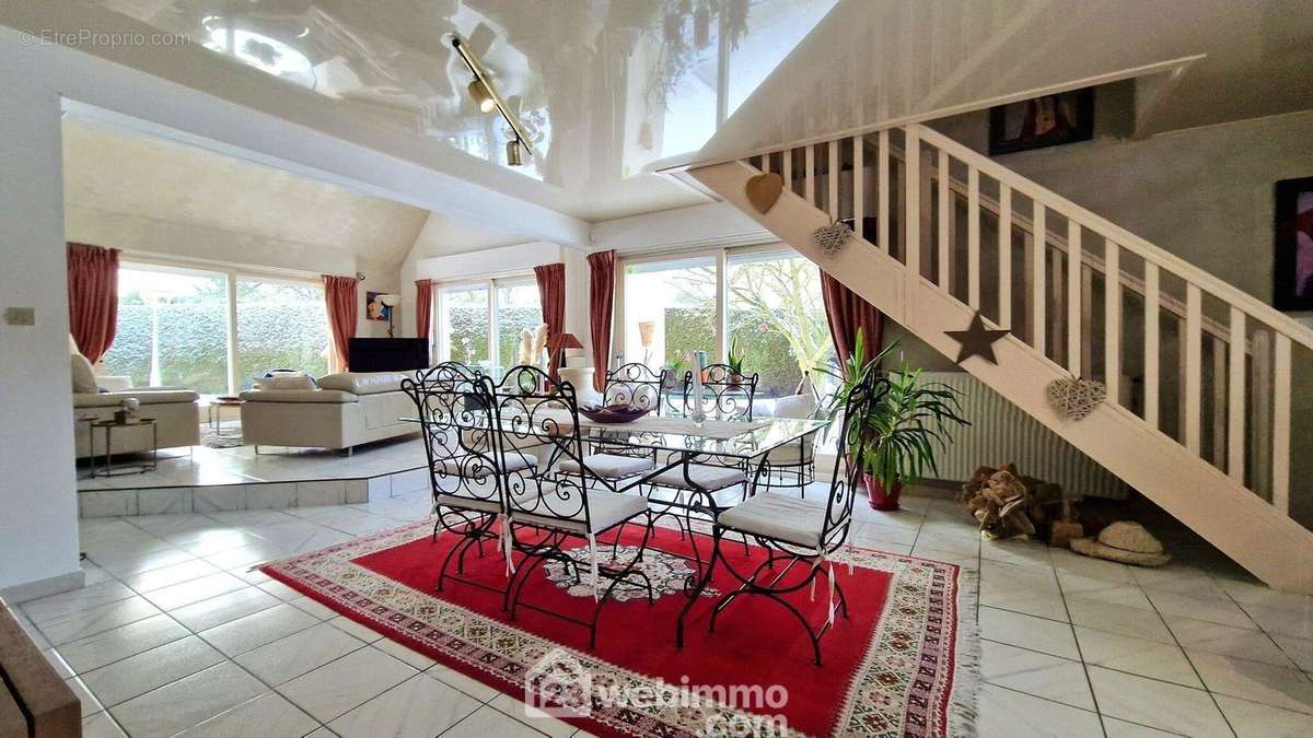 Un espace salle à manger pour y recevoir vos convives - Maison à CHAMBRY