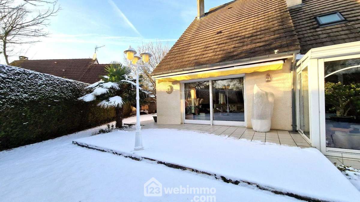 Une terrasse extérieure carrelée bien exposée - Maison à CHAMBRY