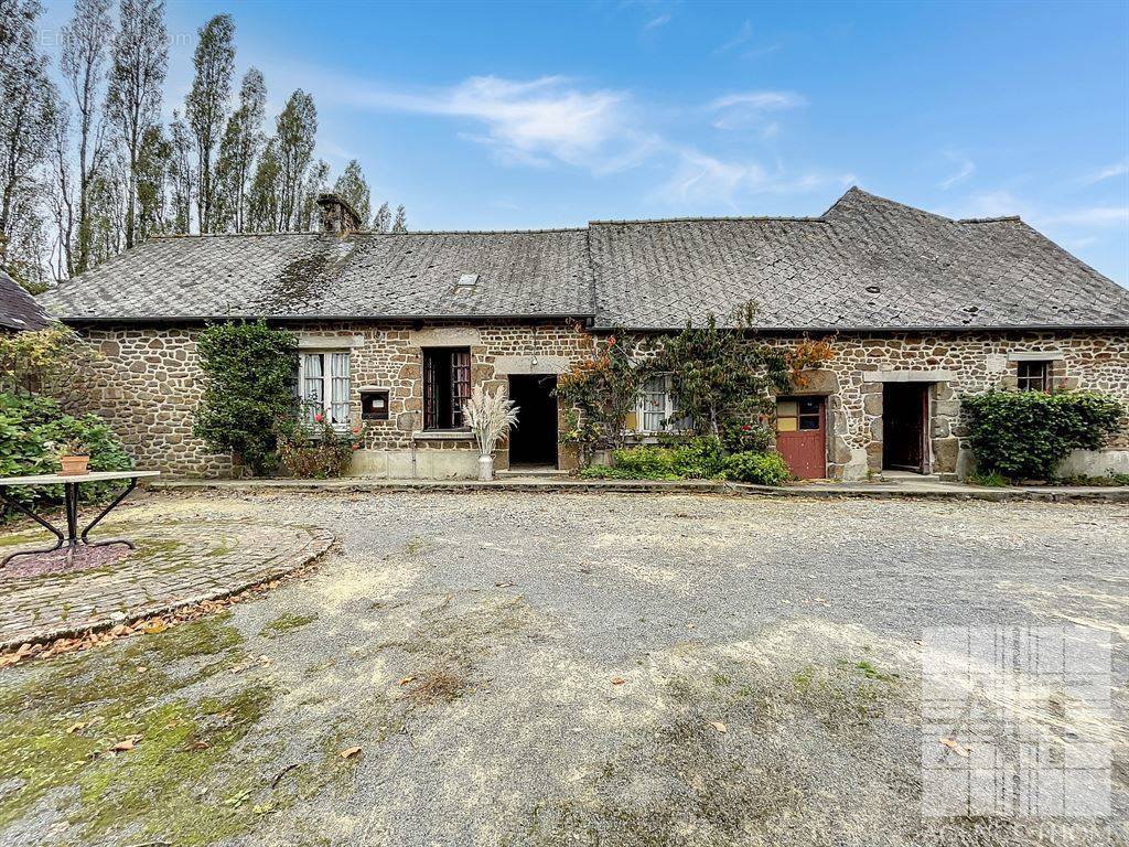 Maison à MONTREUIL-POULAY