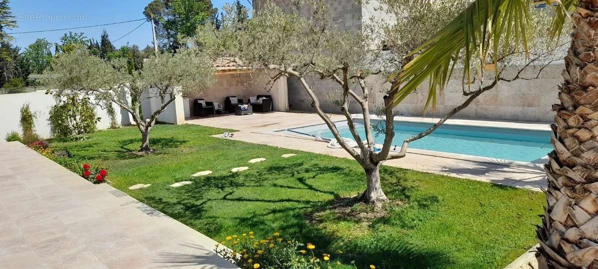 Maison à MAS-BLANC-DES-ALPILLES