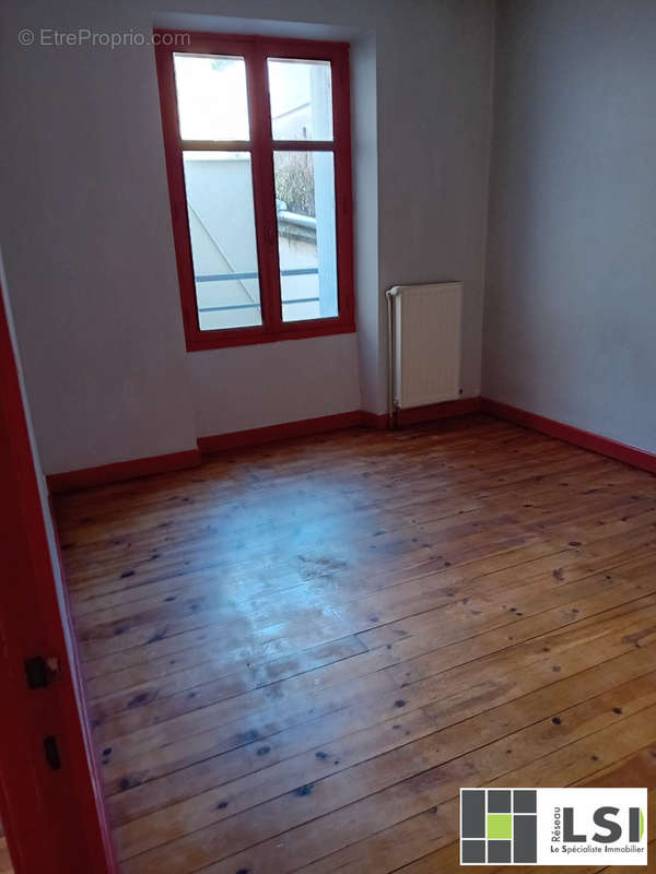 chambre 2 - Appartement à BRIVES-CHARENSAC