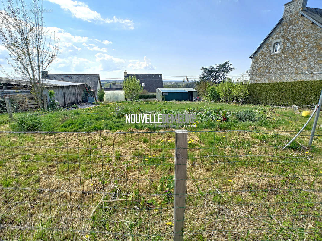 Terrain à MONTOURS