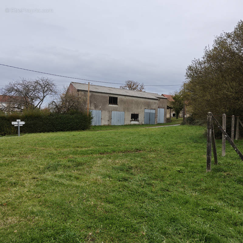 Parking à DUN-LE-PALESTEL