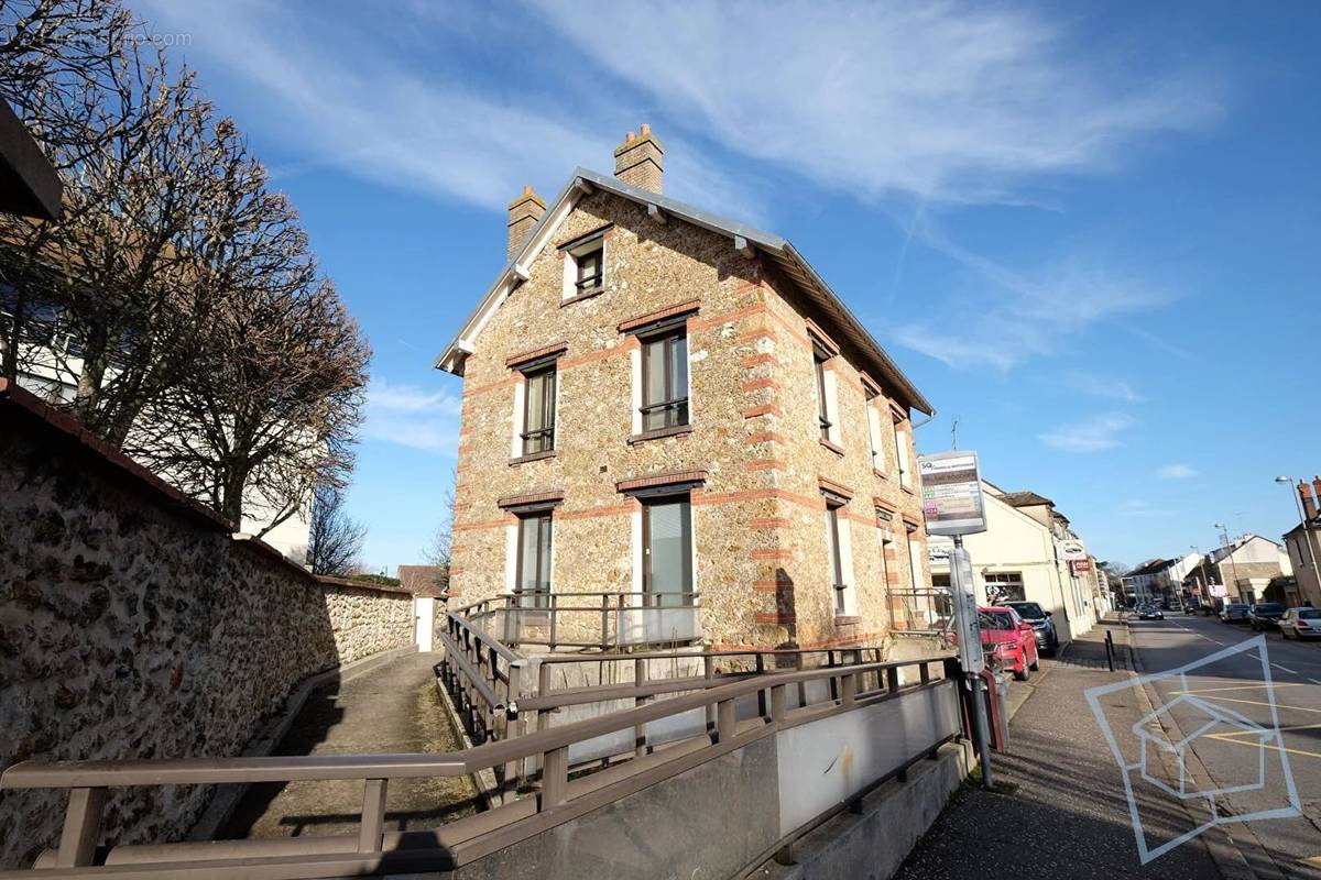 Maison à VOISINS-LE-BRETONNEUX