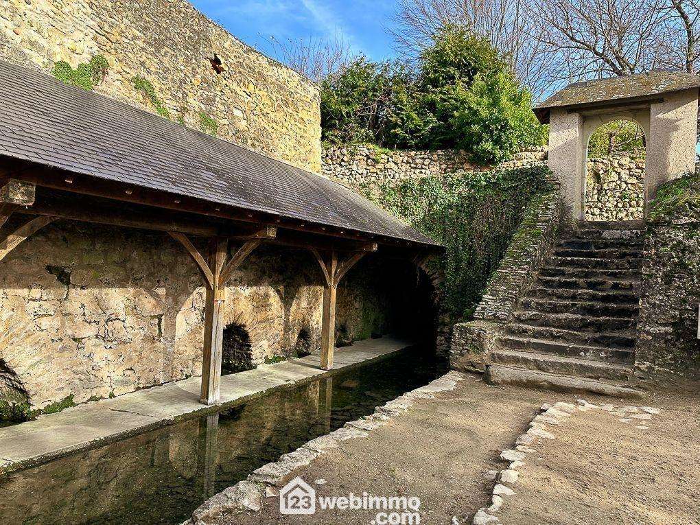 Le lavoir, emblème historique du village. - Terrain à MAZE