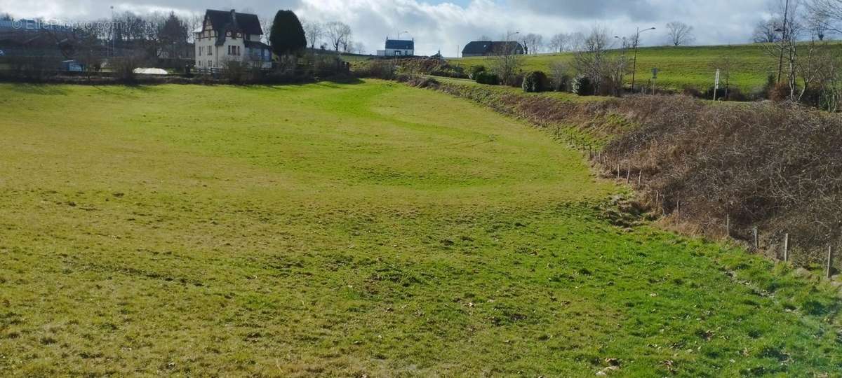 Terrain à MAURIAC