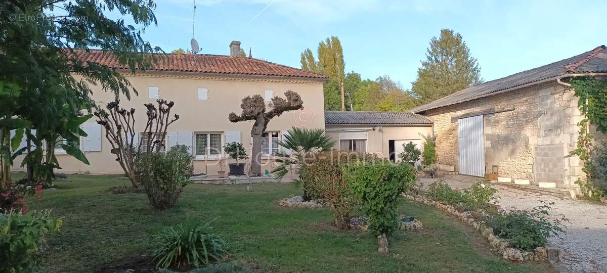 Maison à MONTENDRE