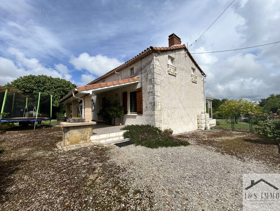 Maison à CHASSENEUIL-SUR-BONNIEURE