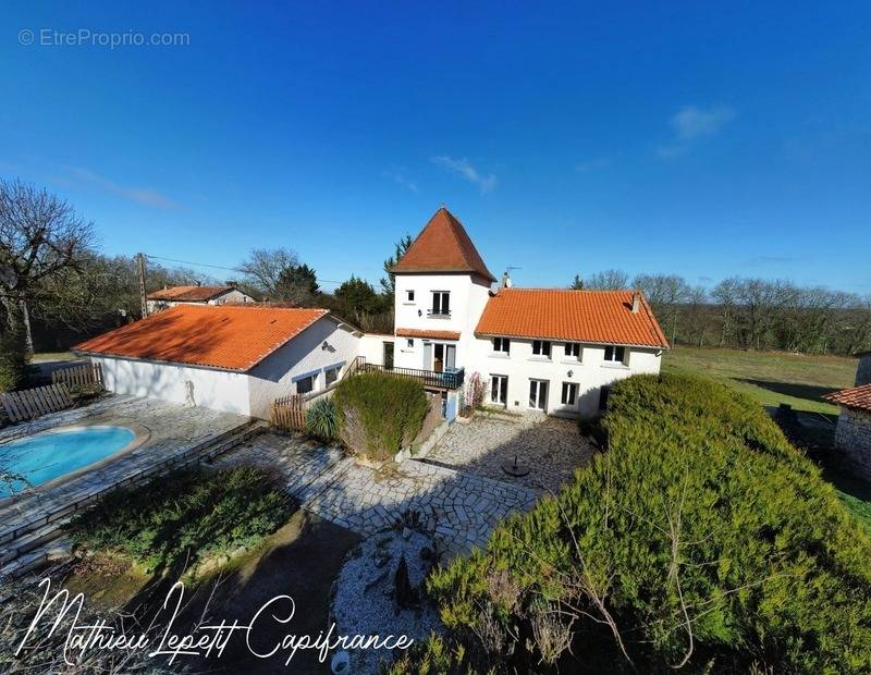 Maison à LA TOUR-BLANCHE