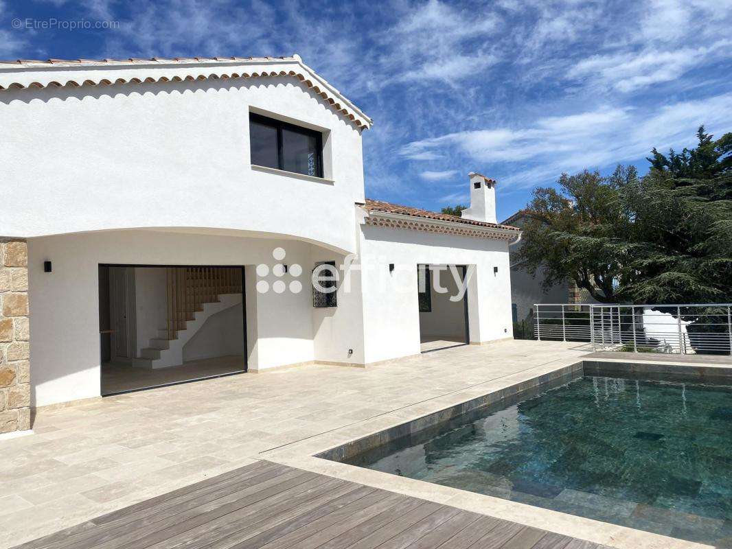 Maison à ROQUEBRUNE-SUR-ARGENS