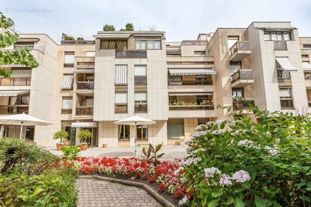 Appartement à NEUILLY-SUR-SEINE