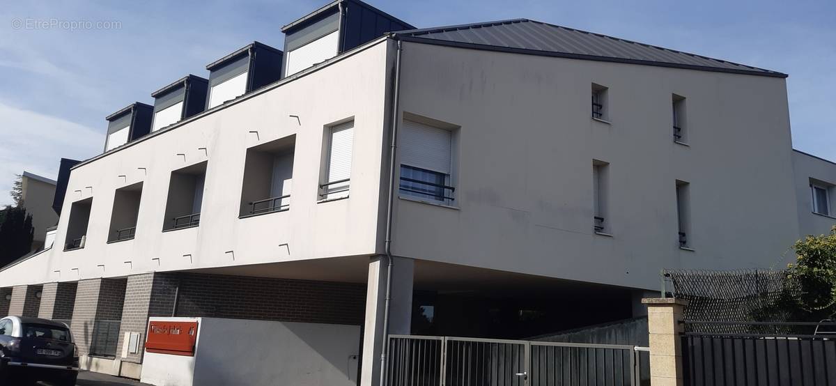 IMMEUBLE COTE RUE - Appartement à REIMS