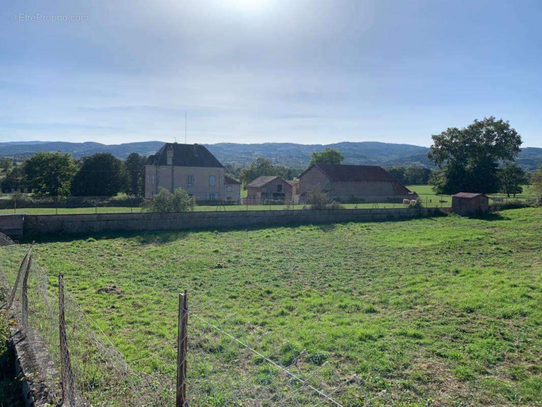 Terrain à SAINT-FORGEUX-LESPINASSE