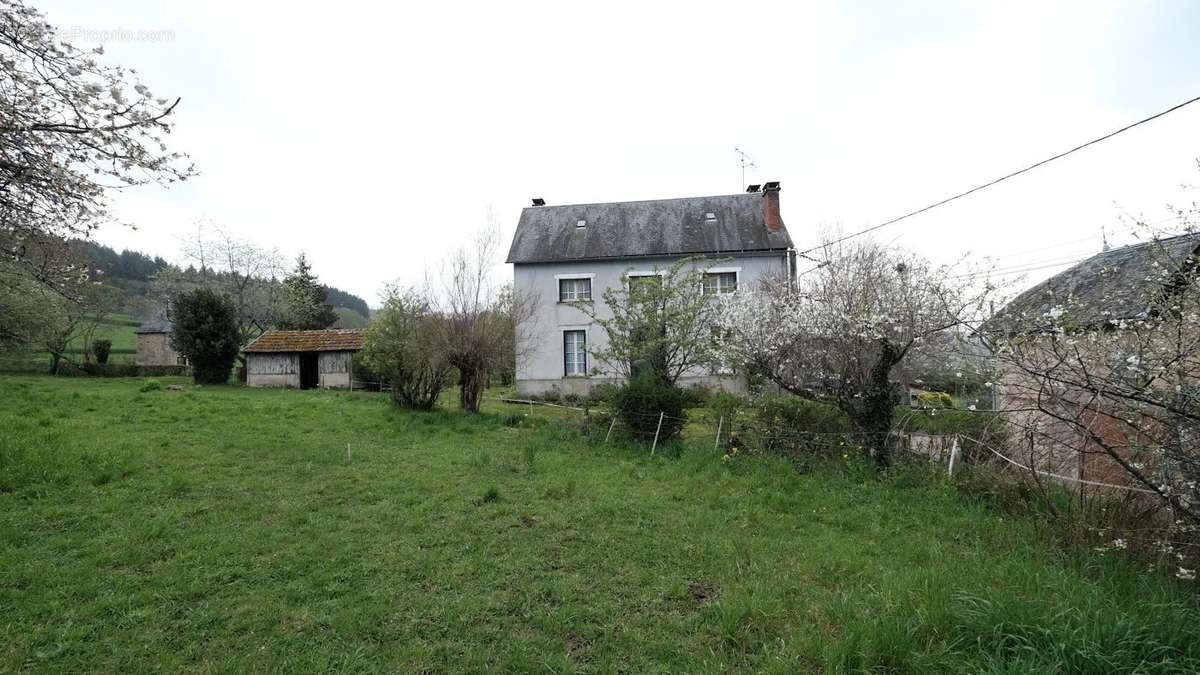 Maison à SAINT-HILAIRE-EN-MORVAN