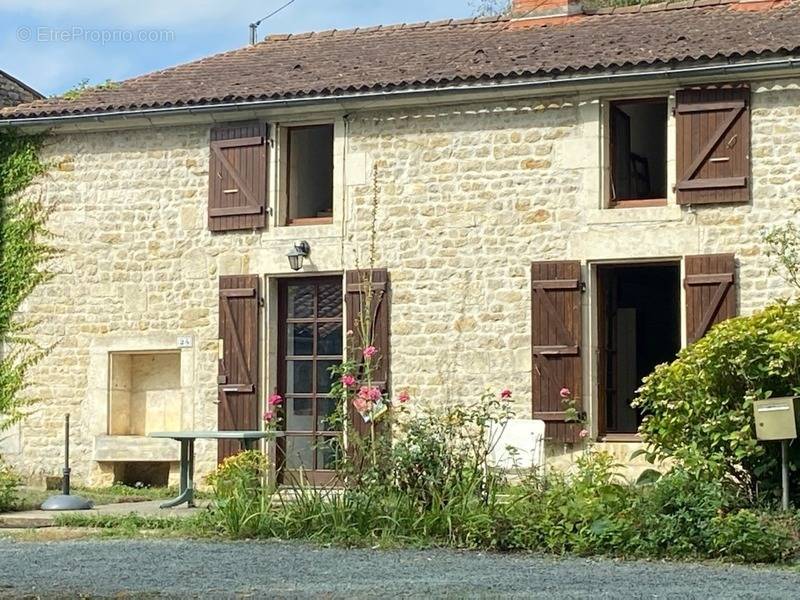 Maison à SAINT-JEAN-DE-BEUGNE