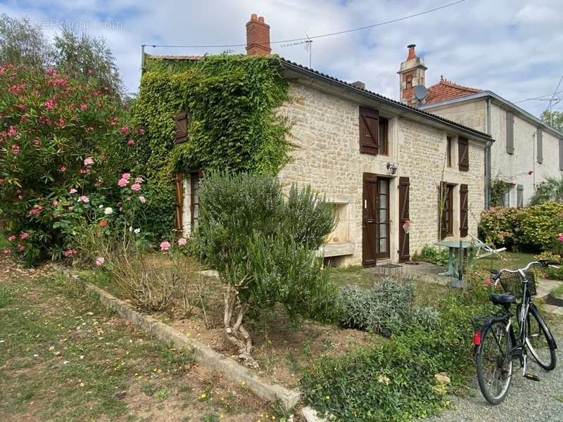 Maison à SAINT-JEAN-DE-BEUGNE