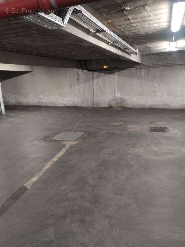 Parking à PARIS-16E