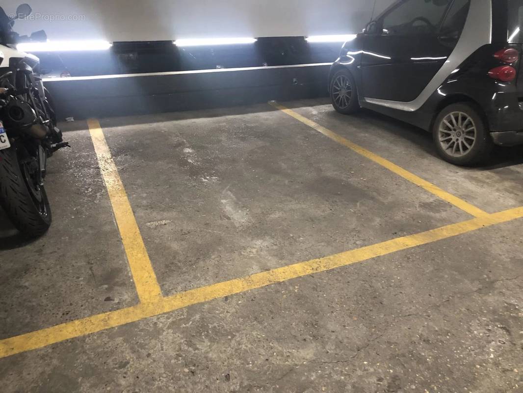 Parking à PARIS-16E