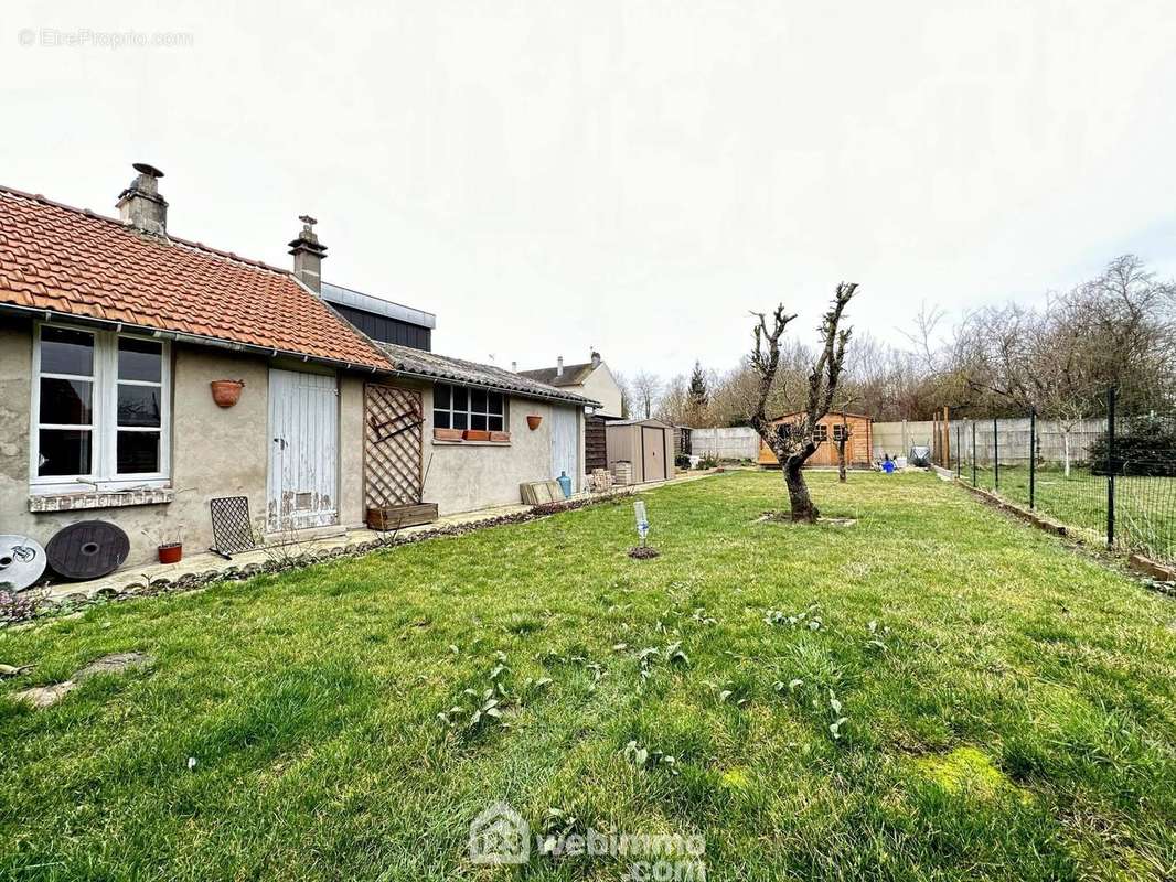 Erigée sur un terrain entièrement clos de 392 m² - Maison à LAON