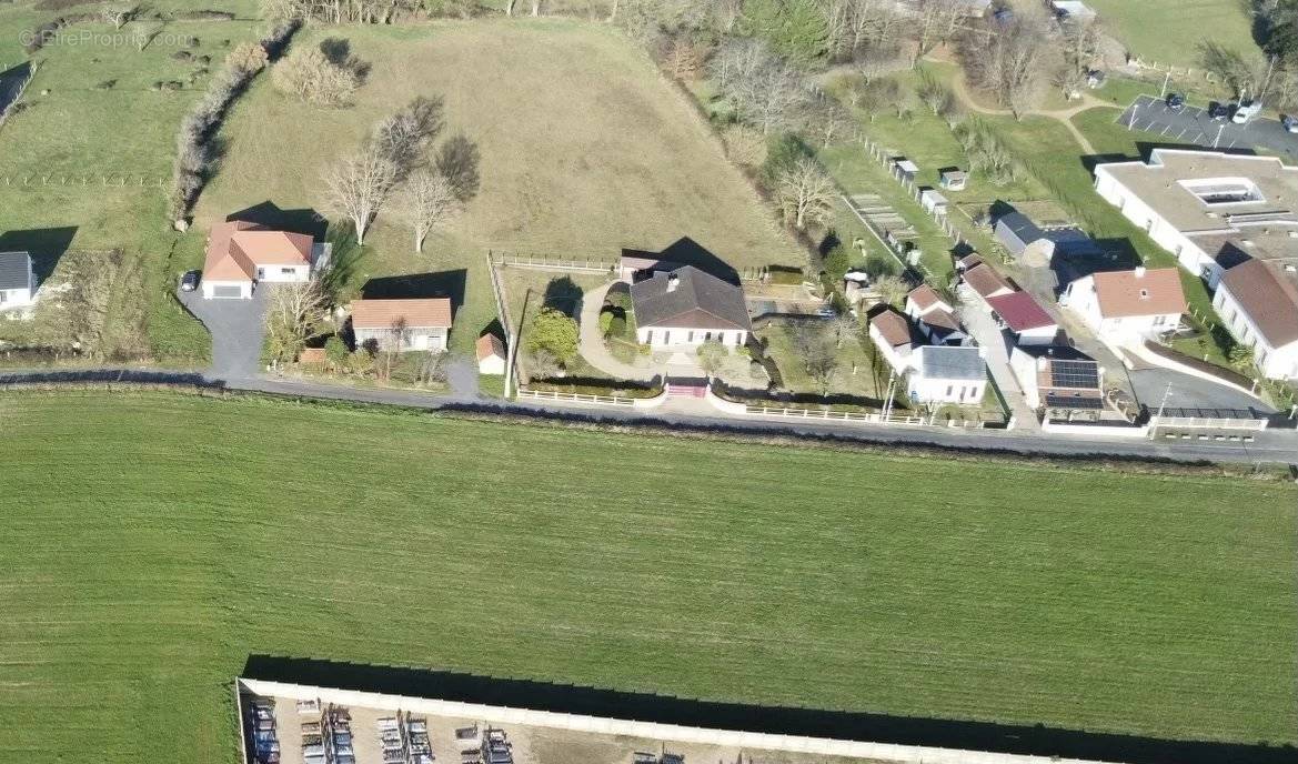 Terrain à DOMPIERRE-SUR-BESBRE