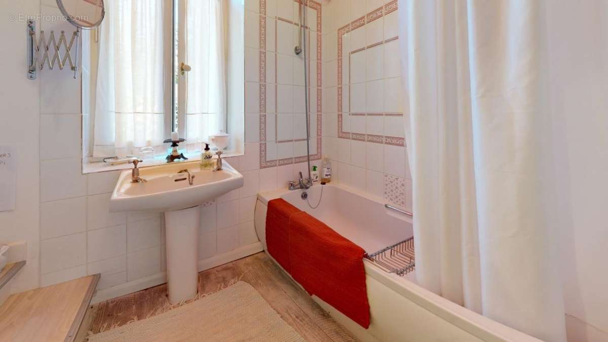 Charmant-ensemble-en-pierres-Bathroom.jpg - Maison à SARLAT-LA-CANEDA