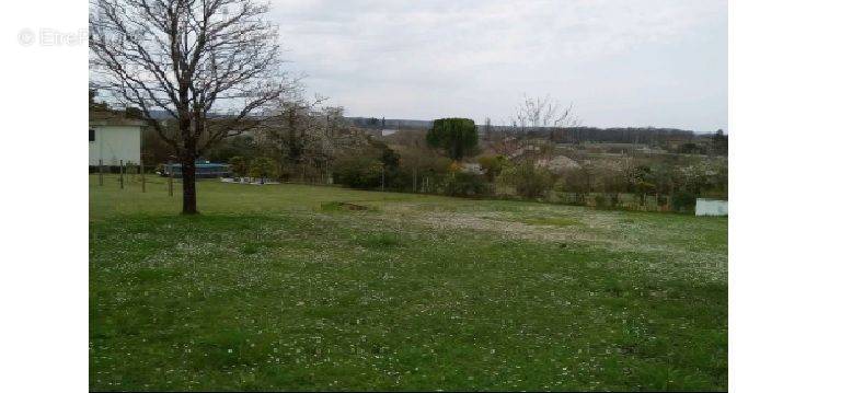 Terrain à LA COURONNE