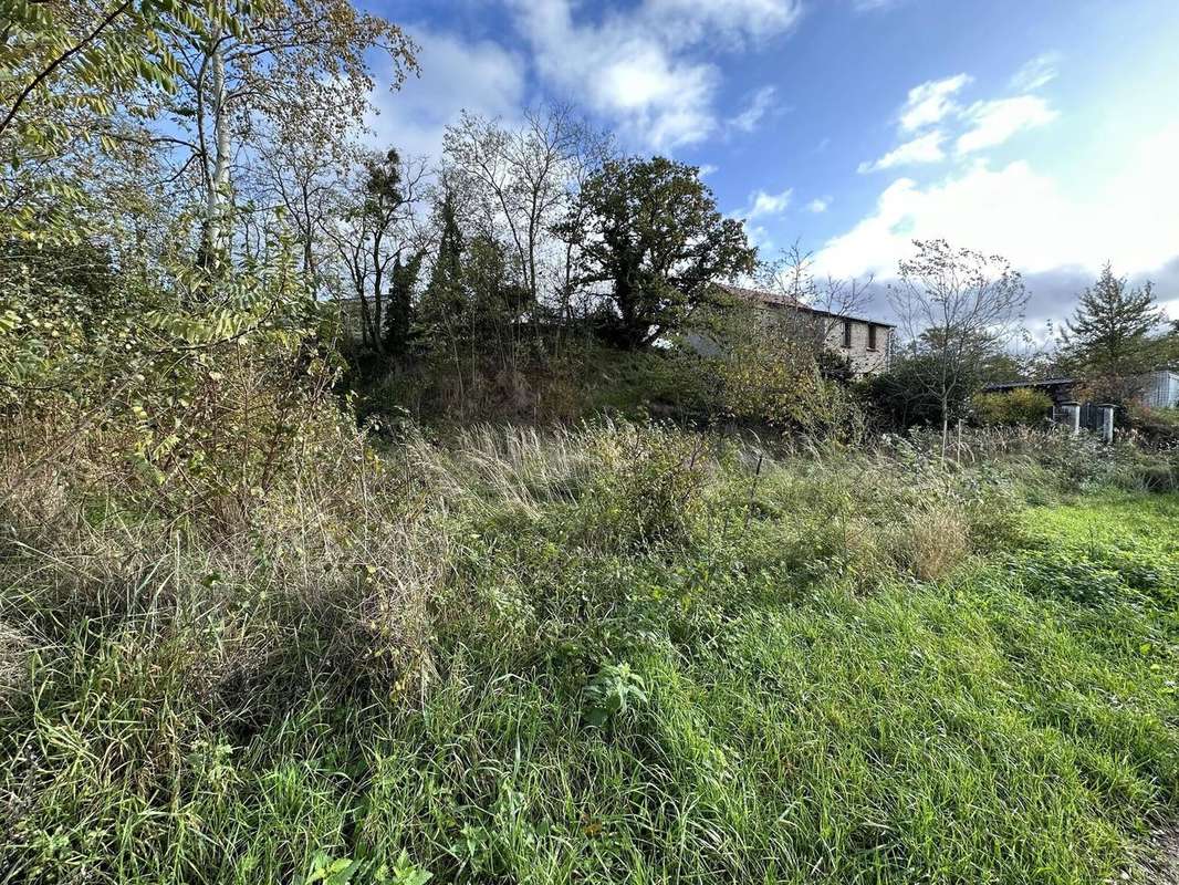 Dans un endroit calme et boisé - Terrain à LAON