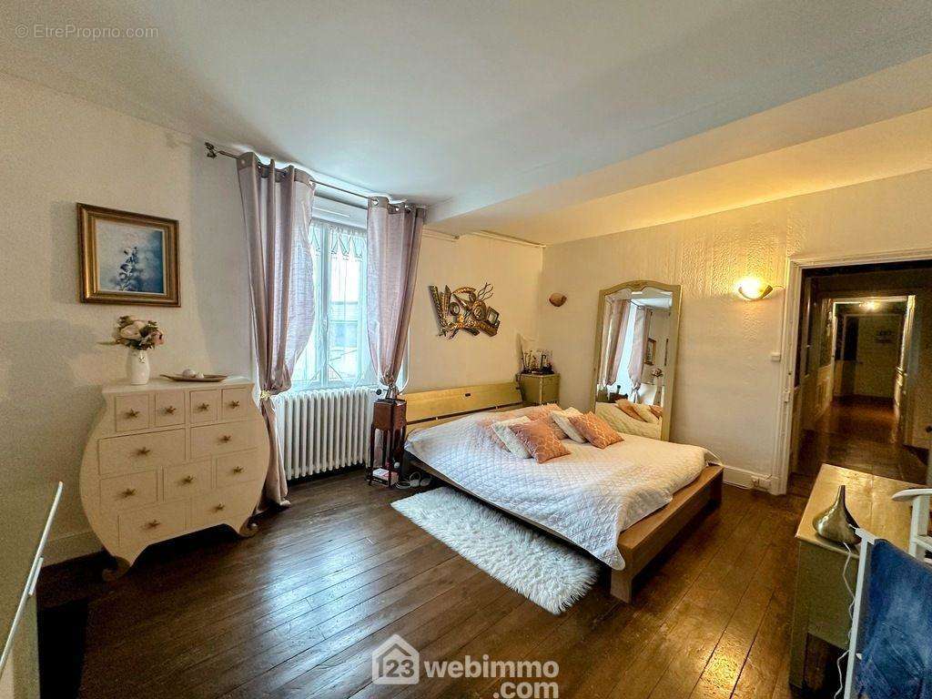 A l&#039;étage on trouve une suite parentale de 29 m²... - Maison à CERNUSSON