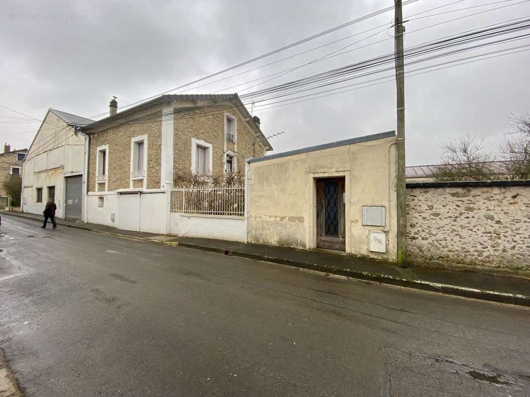 Façade rue - Maison à COULOMMIERS