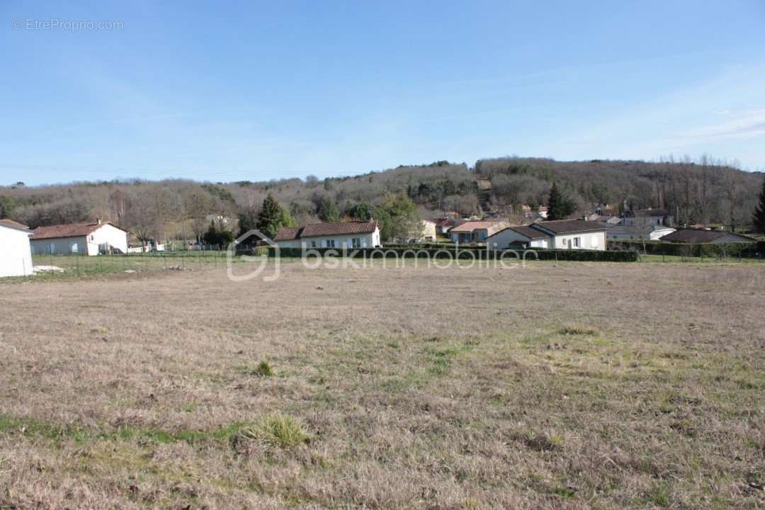 Terrain à PAUSSAC-ET-SAINT-VIVIEN