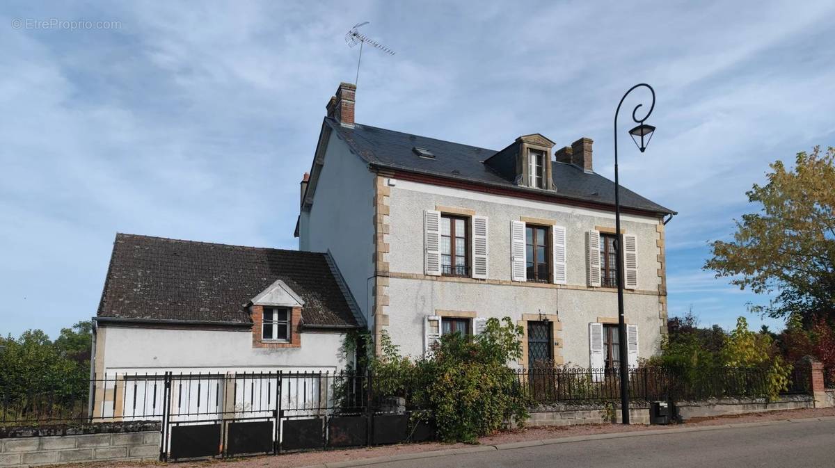 Maison à CERCY-LA-TOUR