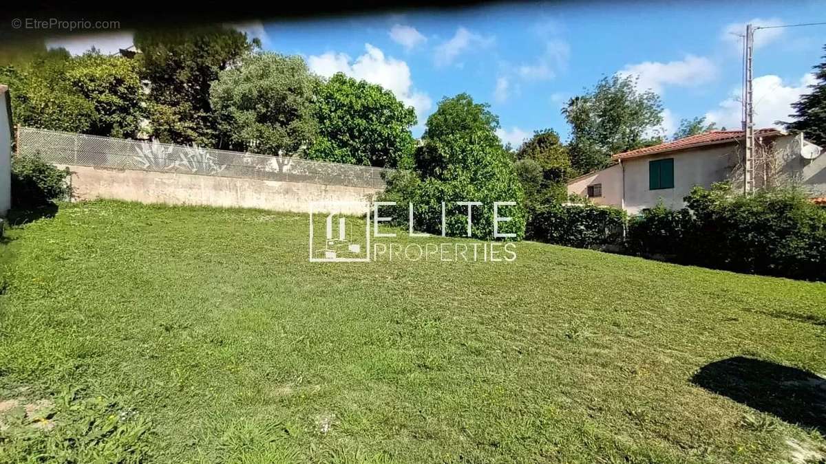 Maison à LA ROQUETTE-SUR-SIAGNE