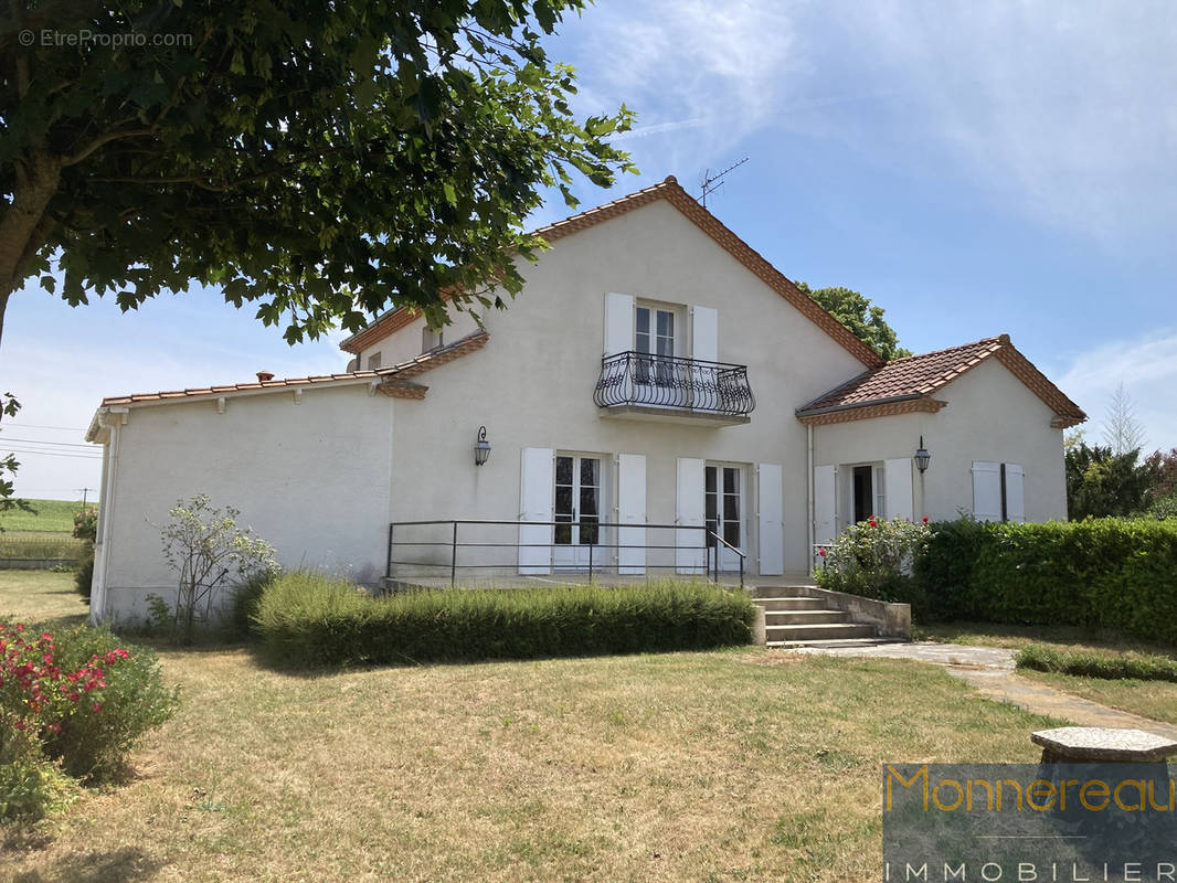 Maison à ROULLET-SAINT-ESTEPHE