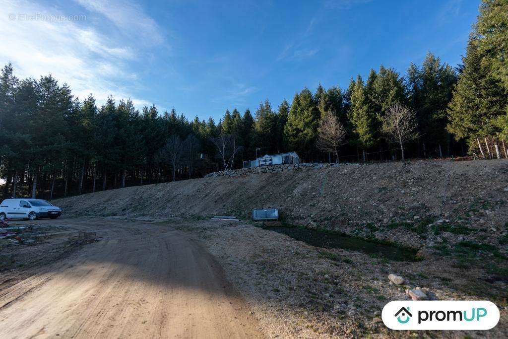 Terrain à CELLES-SUR-DUROLLE