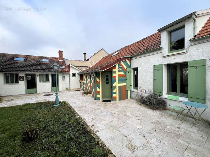 Maison à LA QUEUE-LES-YVELINES