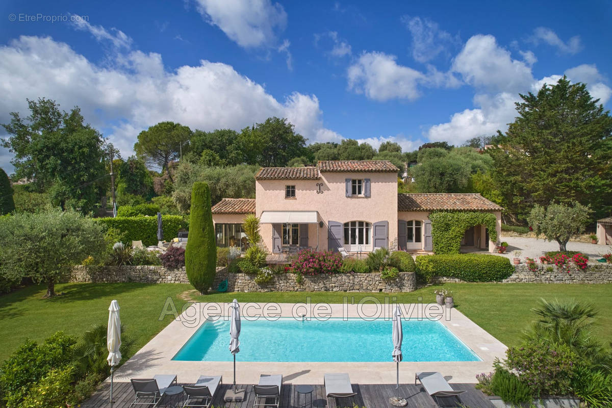 Maison à CHATEAUNEUF-GRASSE