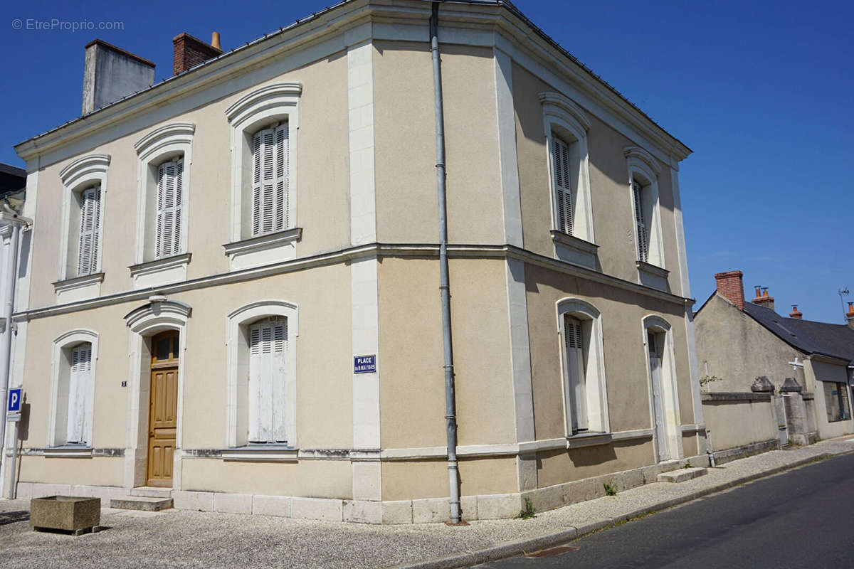 Maison à AMBILLOU