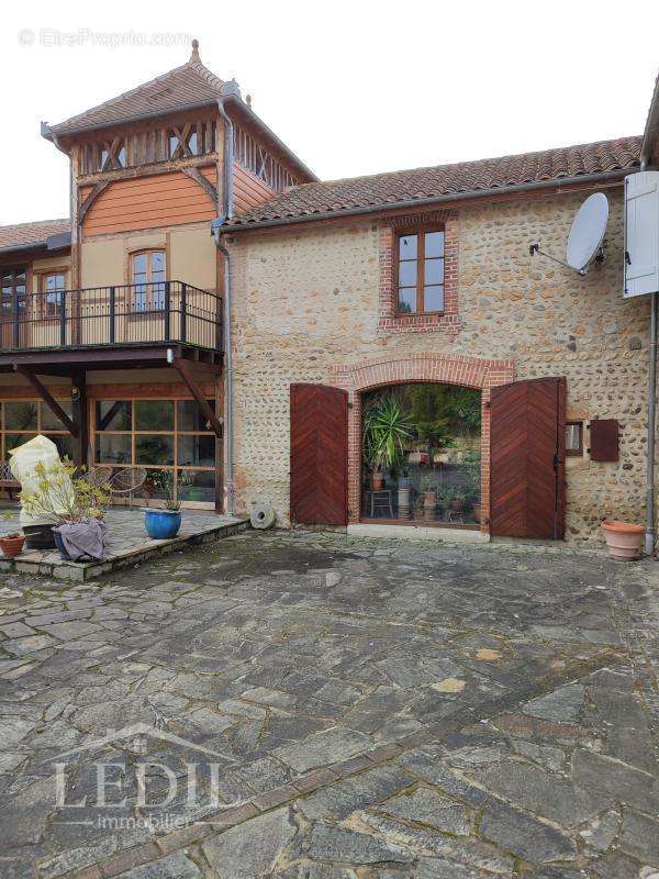 Maison à VILLECOMTAL-SUR-ARROS