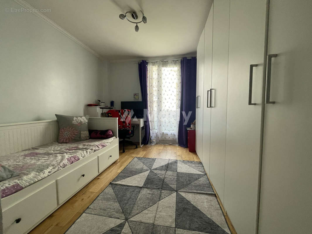 Chambre 2 - Appartement à PARIS-20E