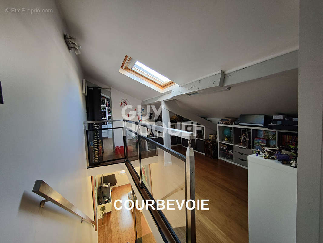 Appartement à COURBEVOIE