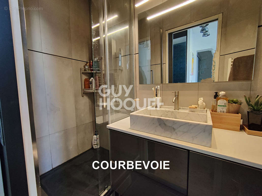 Appartement à COURBEVOIE