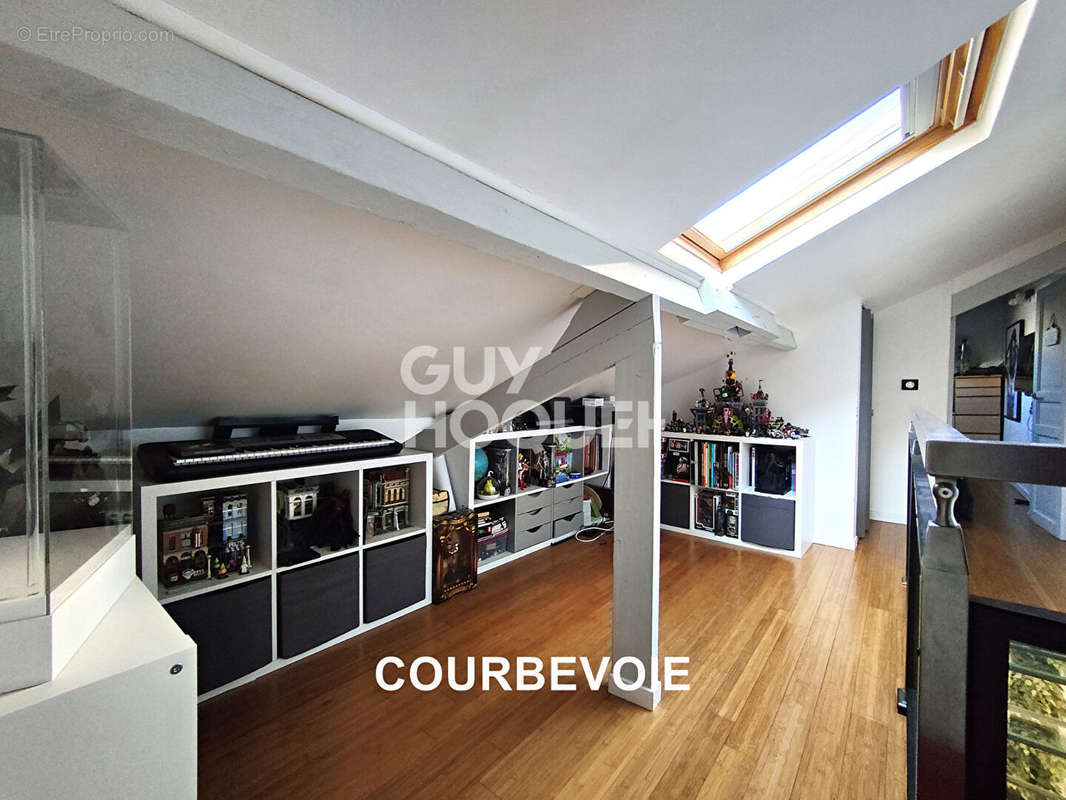 Appartement à COURBEVOIE