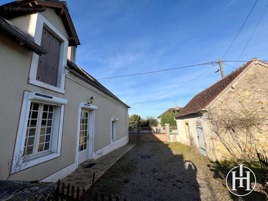 Maison à AINAY-LE-CHATEAU