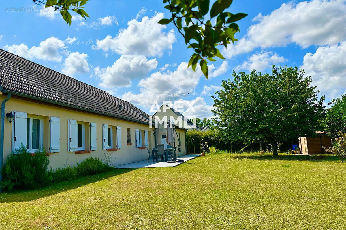 Maison à SAINT-DENIS-DE-L&#039;HOTEL