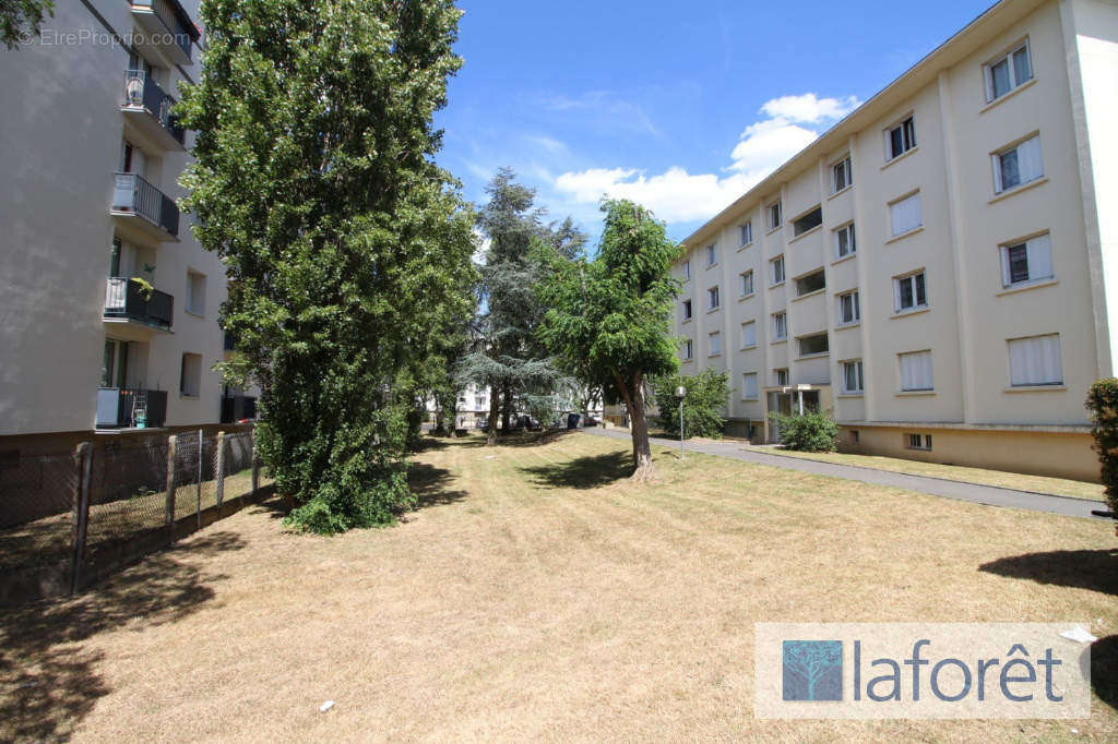 Appartement à SAINTE-GENEVIEVE-DES-BOIS