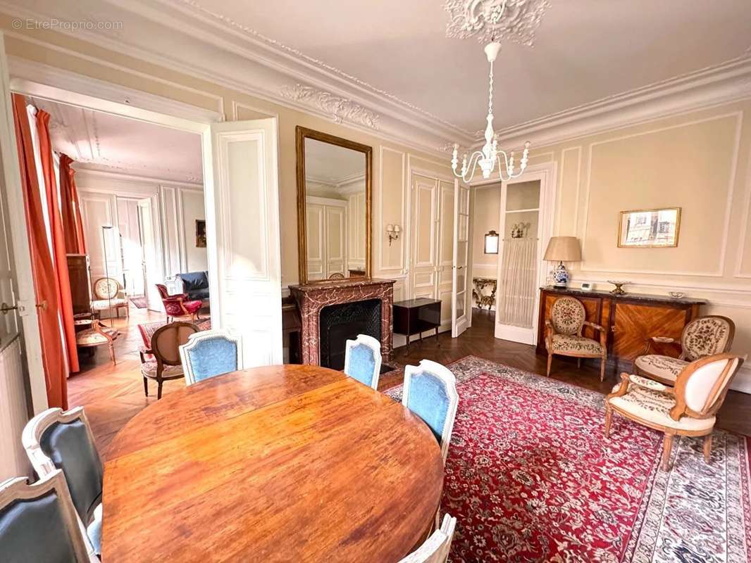 Appartement à PARIS-8E