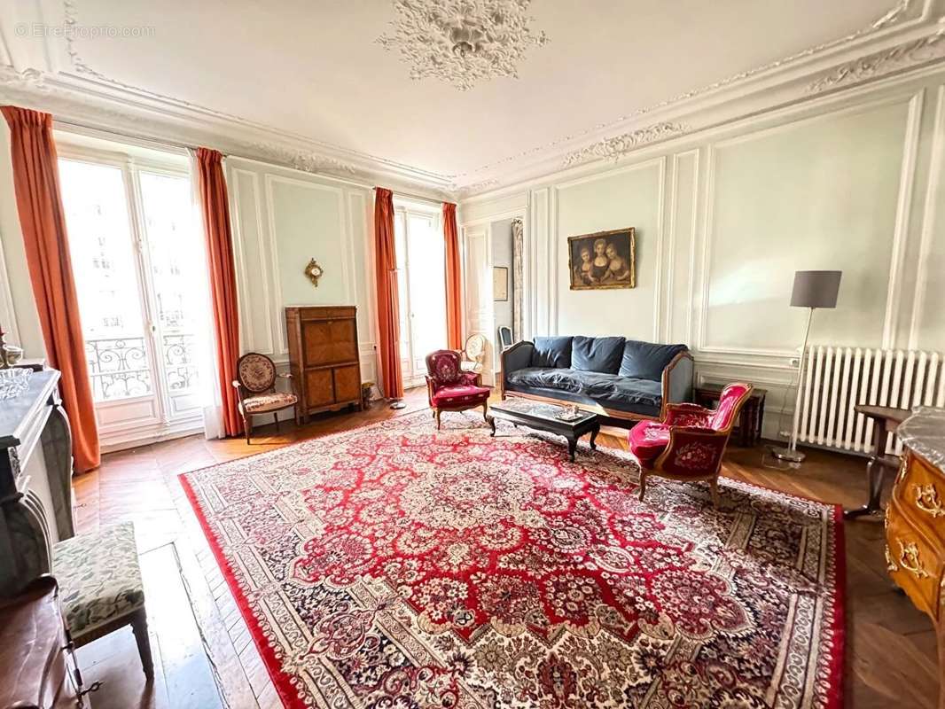 Appartement à PARIS-8E