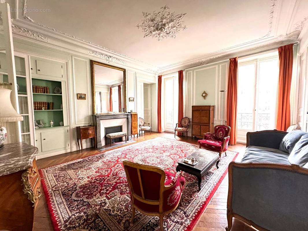 Appartement à PARIS-8E