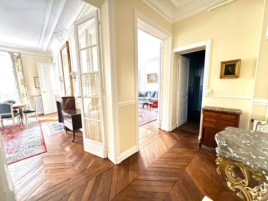 Appartement à PARIS-8E